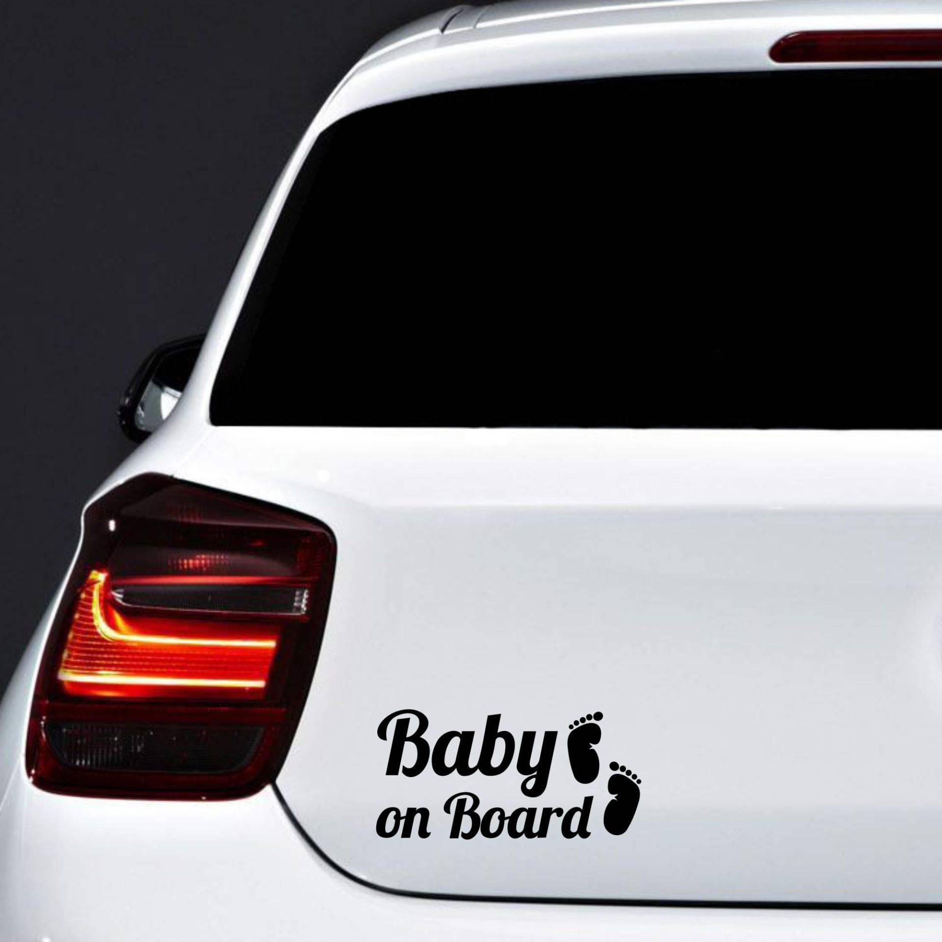 AUTODOMY 2 Stück Baby On Board Baby an Bord Füße Hohe Sichtbarkeit aus großer Entfernung | Baby on Board Aufkleber Auto Für alle Fahrzeugtypen | 15x7 cm (Schwarz) von AUTODOMY