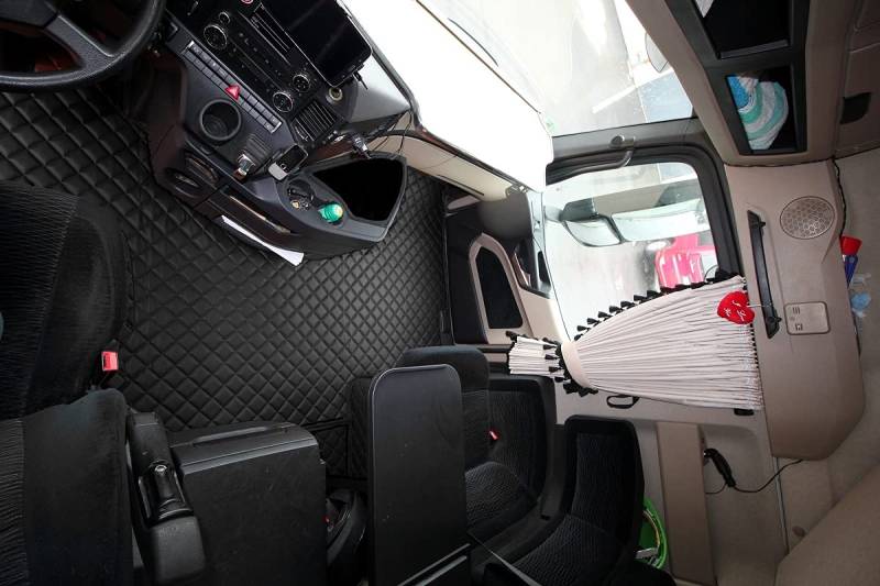 LKW Kunstleder Fußmatten für Actros MP5 und MP4 Solostar mit Sitzsockelverkleidung 13cm in schwarz von Adomo