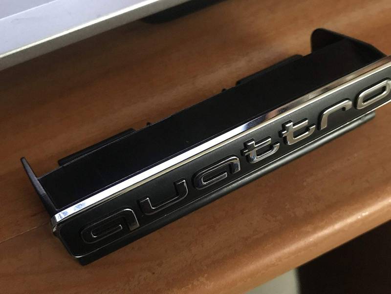 Audi 8E0853736B2ZZ Schriftzug quattro Clip Plakette Kühlergrill von Audi