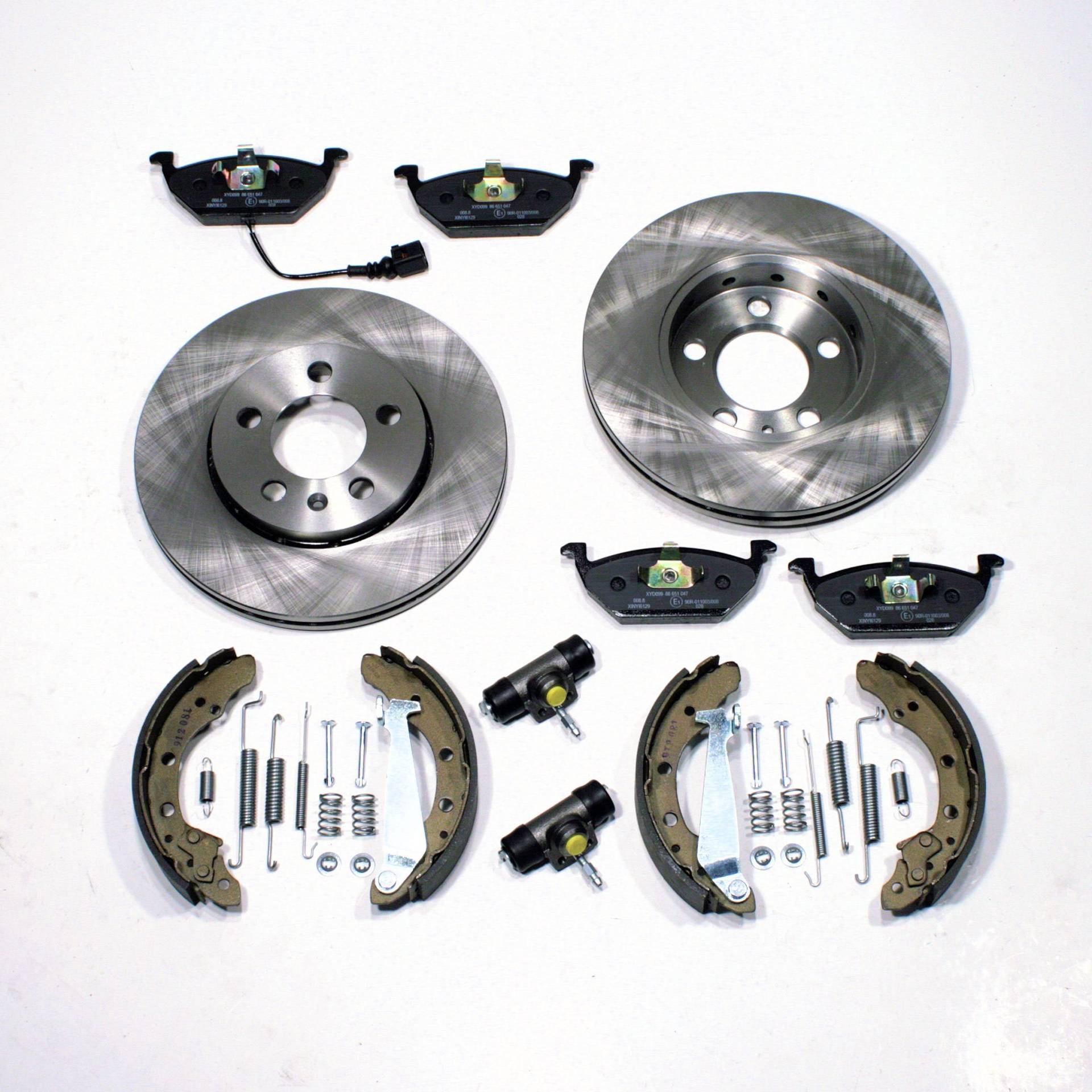 Bremsscheiben/Bremsen + Bremsbacken Set + Zubehör vorne + hinten von Autoparts-Online