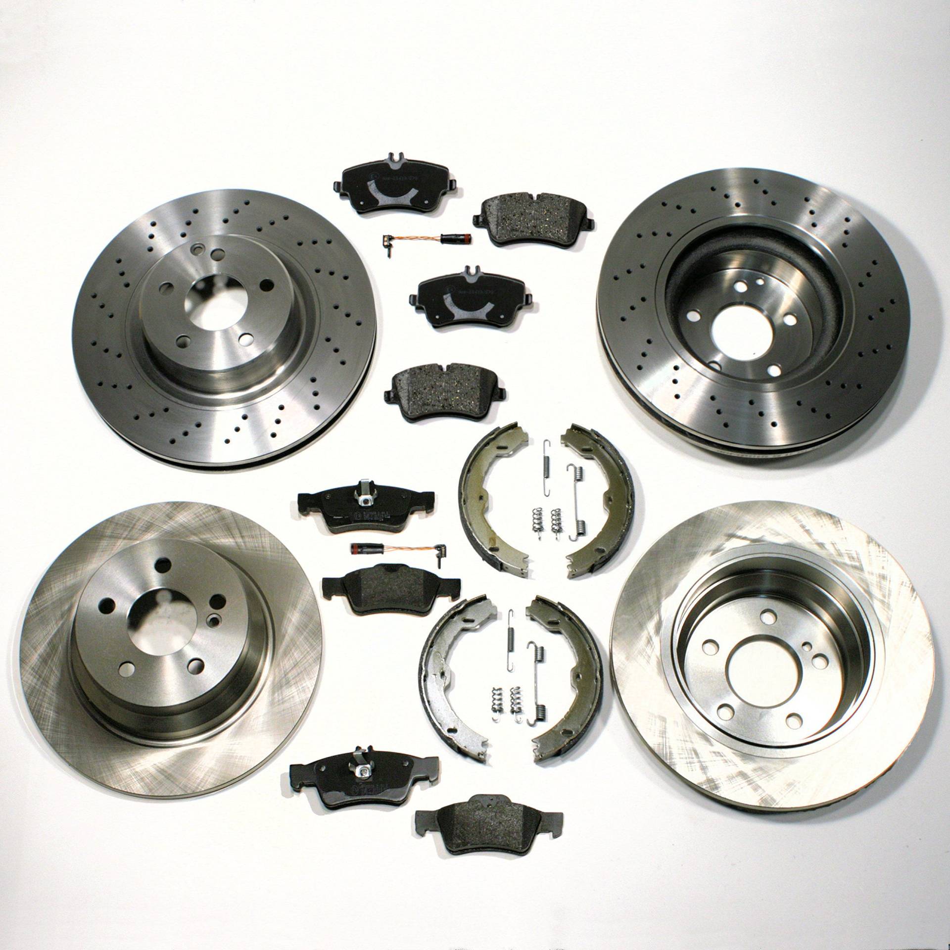 Bremsscheiben/Bremsen Set + Bremsbeläge vorne + hinten von Autoparts-Online