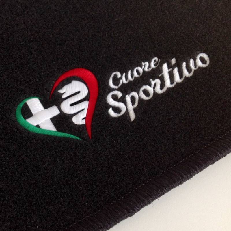 (Q100 Trockenfilzen) passgenaue Gummimatten Stick "Cuore Sportivo Italia" und Rand in Schwarz für verschiedene Alfa Modelle. von Autoteppich Stylers