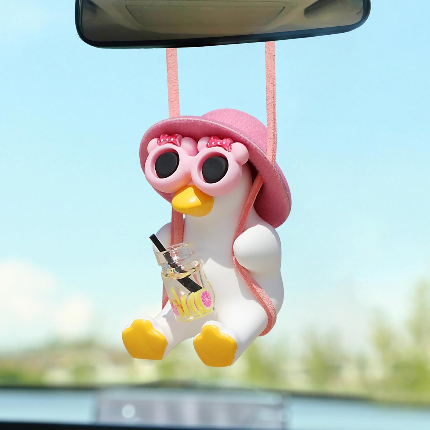 Entzückende rosa Schaukel Auto Ente Harz Ornament Rückansicht Hängende Anhänger Perfekt für Autos Häuser und Büros Sommer Auto Dekor Lustige hängende Dekoration (1 Stück) von Bimhayuu