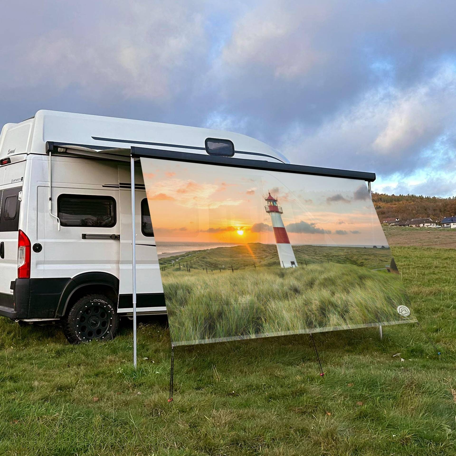 CAMPIDOO Textil Sonnensegel Leuchtturm AM DEICH | Höhe 200cm | hochwertiger Fotodruck inkl. Keder-Befestigung | Markisen-Vorderwand - Länge/Keder: 200cm / 5 mm (z.B. Thule) von CAMPIDOO