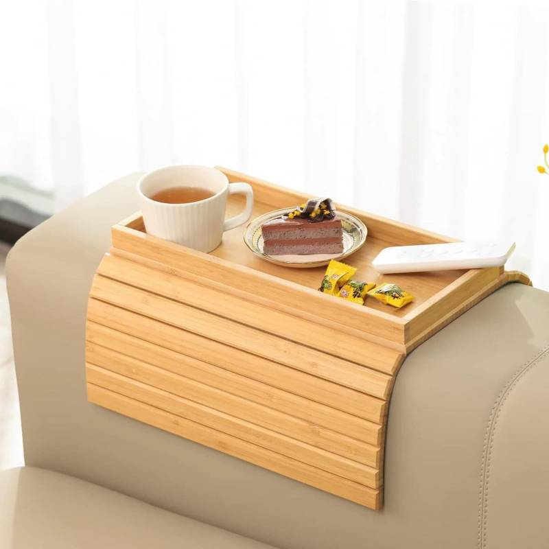 Foldable Bamboo Tray with Cup Holder, Sofatablett Armlehne, Flexibles Sofatablett mit Getränkehalter, Couch Ablage für Armlehne mit Anti-Rutsch Pad, Sofa Armlehnentablett für Snacks, Handy, Tassen (A) von CHENRI