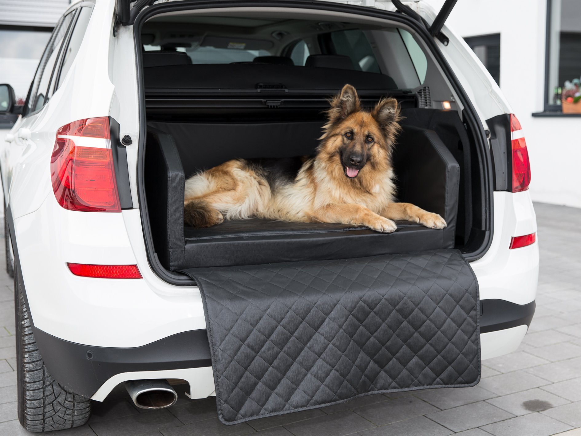 CopcoPet - Travel Bed Hundebett für Kofferraum 100x70x38cm Kunstleder - Kofferraumschutz Hund wasserabweisend & Kratzfest - Hundebett Auto Anschnallsystem & Schutzdecke - Reisebett Hund Schwarz von CopcoPet