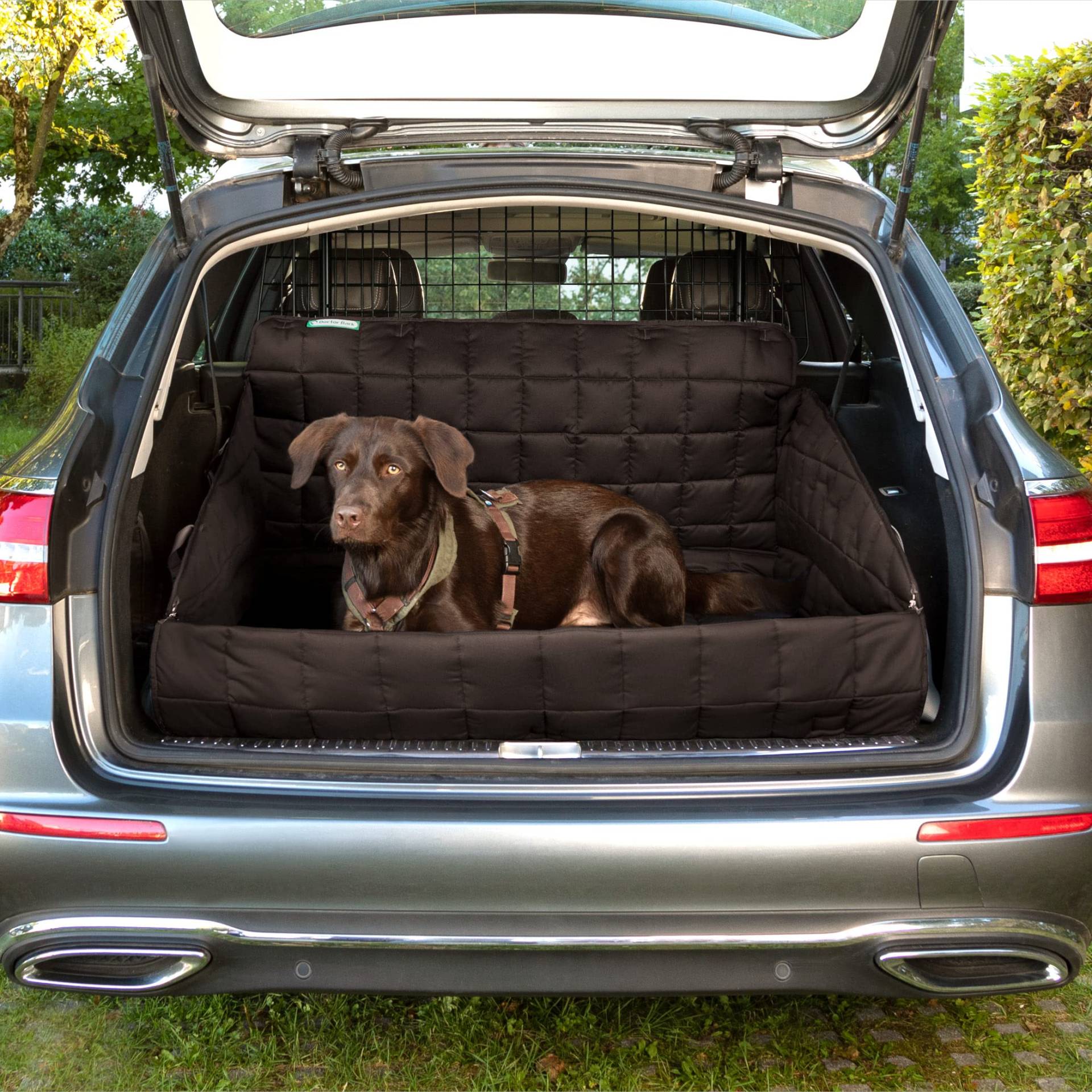 Doctor Bark Kofferraumschutz für Hunde - reißfest & dick gepolstert Seitenschutz, passend für KFZ, mit Stoßstangenschutz gegen Kratzern & Haaren (Gr. M/L - 90x110 cm in braun) von Doctor Bark