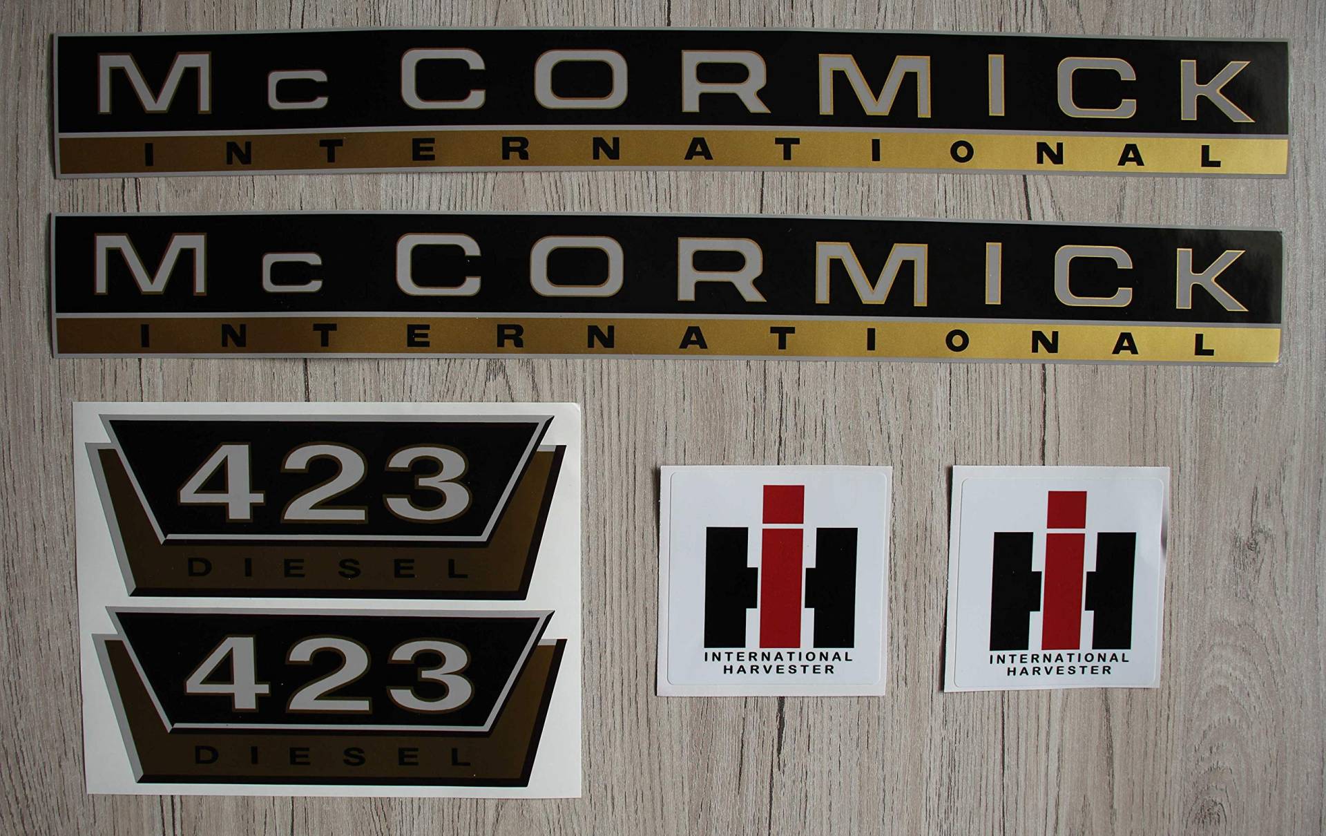 IHC MC CORMICK Aufkleber 423 Gold Traktor Emblem Sticker Label Set von Eil Bulldog Versand