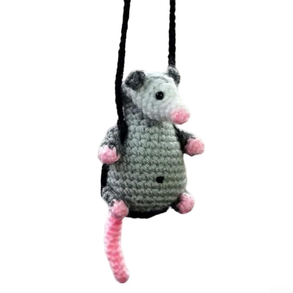 Aufsteckbarer Opossum Auto-Charm, handgefertigtes gestricktes Rückspiegel-Zubehör (B) von EpheyFIF