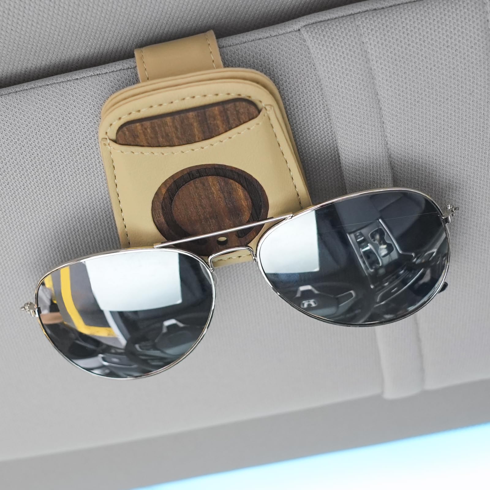 FERSTALO Brillenhalter für Auto Sonnenblende mit Holz-Lufterfrischer, Magnetischer Multifunktionaler Leder Auto Brillenhalter Sonnenbrillenhalter, Auto Sonnenbrillen Halterung Visier Zubehör (Beige) von FERSTALO
