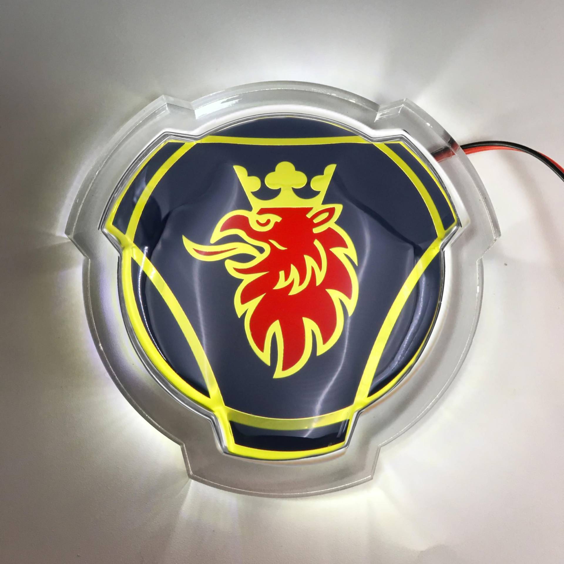 1 Set blau-goldenes Griffin-Emblem für Scania Auto LKW Frontgrill Motorhaube Emblem mit 24 V LED-Beleuchtungsstreifen anwendbar für LKW-beleuchtetes Zubehör (weiße Beleuchtung) von Forten Kingdom