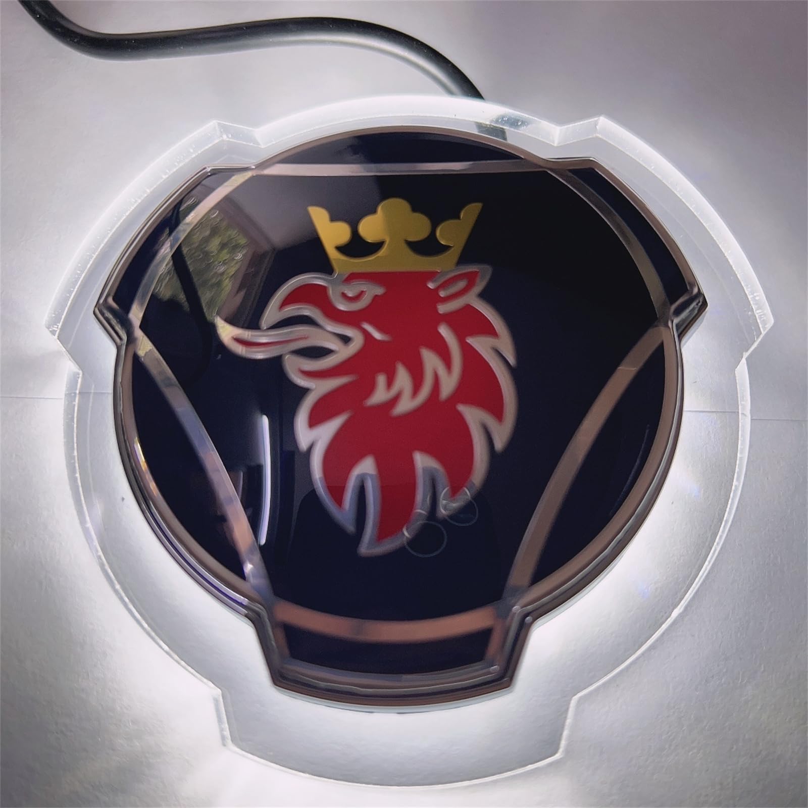 1 Set blau-rotes Griffin-Emblem für Scania Auto LKW Frontgrill Motorhaube Abzeichen Emblem mit 24 V LED-Beleuchtung beleuchtetes Zubehör Lichtleiste (weiße Beleuchtung) von Forten Kingdom