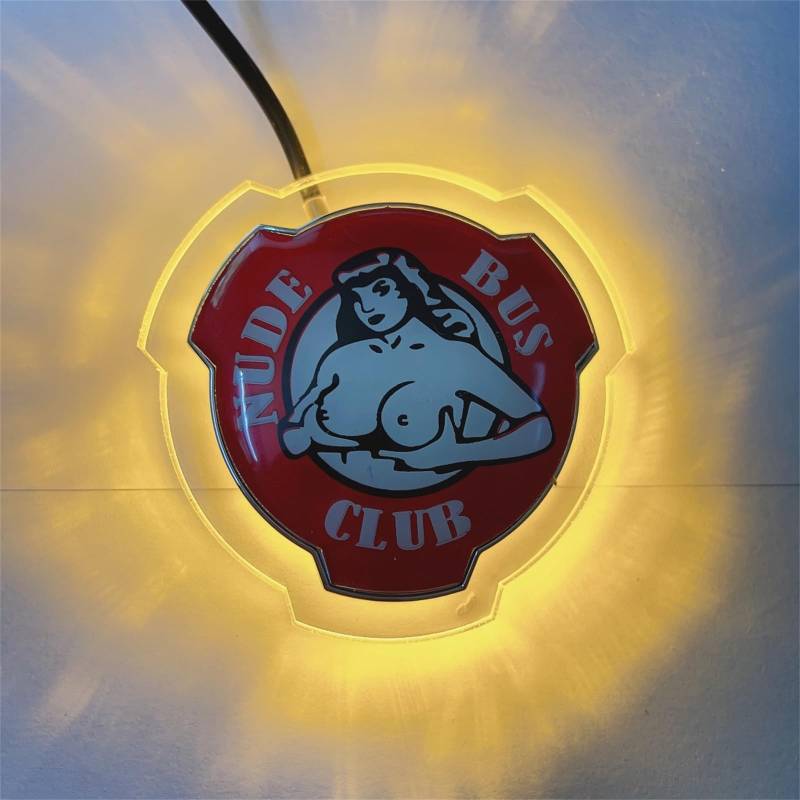 1 Set rot-silbernes NUDE BUS CLUB Abzeichen für Scania Auto LKW Fronthaube Kunststoff-Emblem Abzeichen mit 24 V weiß/orangergelben Beleuchtungsstreifen (gelbe Beleuchtung) von Forten Kingdom