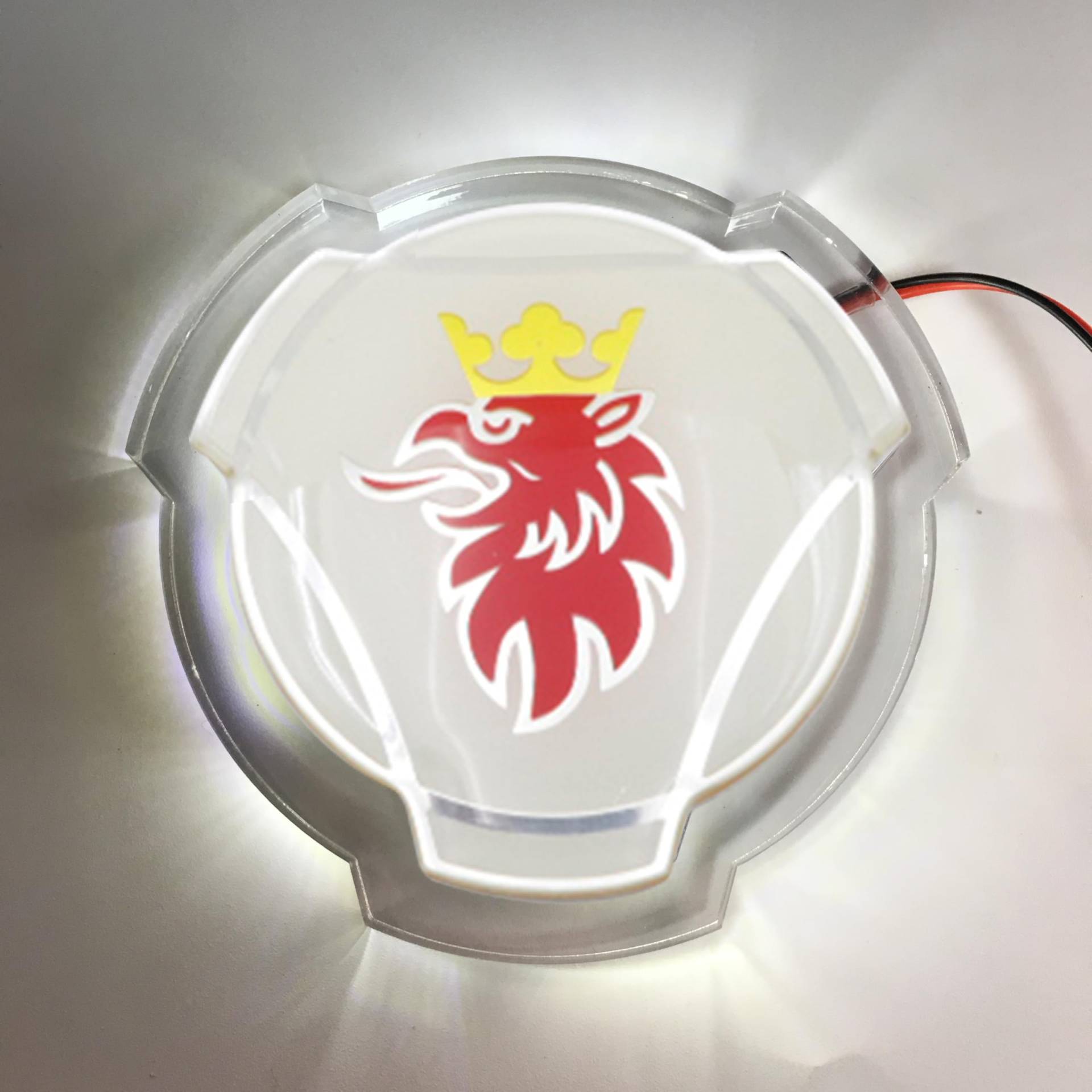 1 Set weiß-rotes Griffin-Emblem für Scania Auto LKW Frontgrill Motorhaube Abzeichen Emblem mit 24 V LED-Beleuchtungsleiste LKW beleuchtetes Zubehör (weiße Beleuchtung) von Forten Kingdom