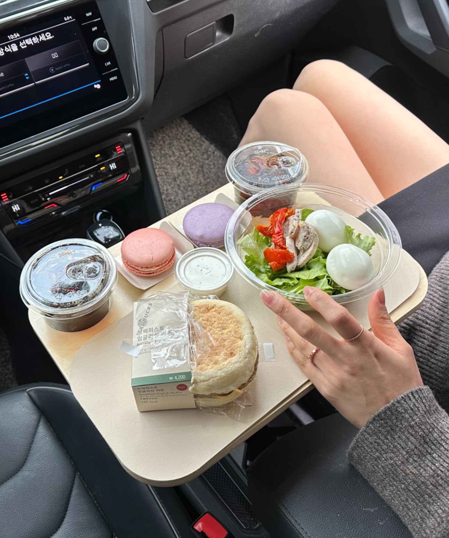 2-in-1-Drive-Thru-Tablett: Auto-Essenstablett, hölzerne Autotabletts zum Essen im geparkten Auto, Auto-Schreibtisch für Laptop, Auto-Getränkehalter-Tablett für Autofahrten von GGD GYEONGGIDO COMPANY