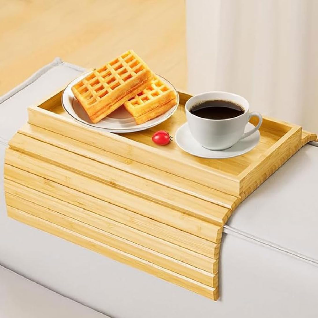 Foldable Bamboo Tray with Cup Holder,Flexibles Sofatablett aus Bambus,Rutschfestes Couch Tablett,Sofa Armlehnentablett mit Getränkehalter,Faltbarer Sofa Armlehne Ablage für Snacks,Getränke (A) von GUSHE