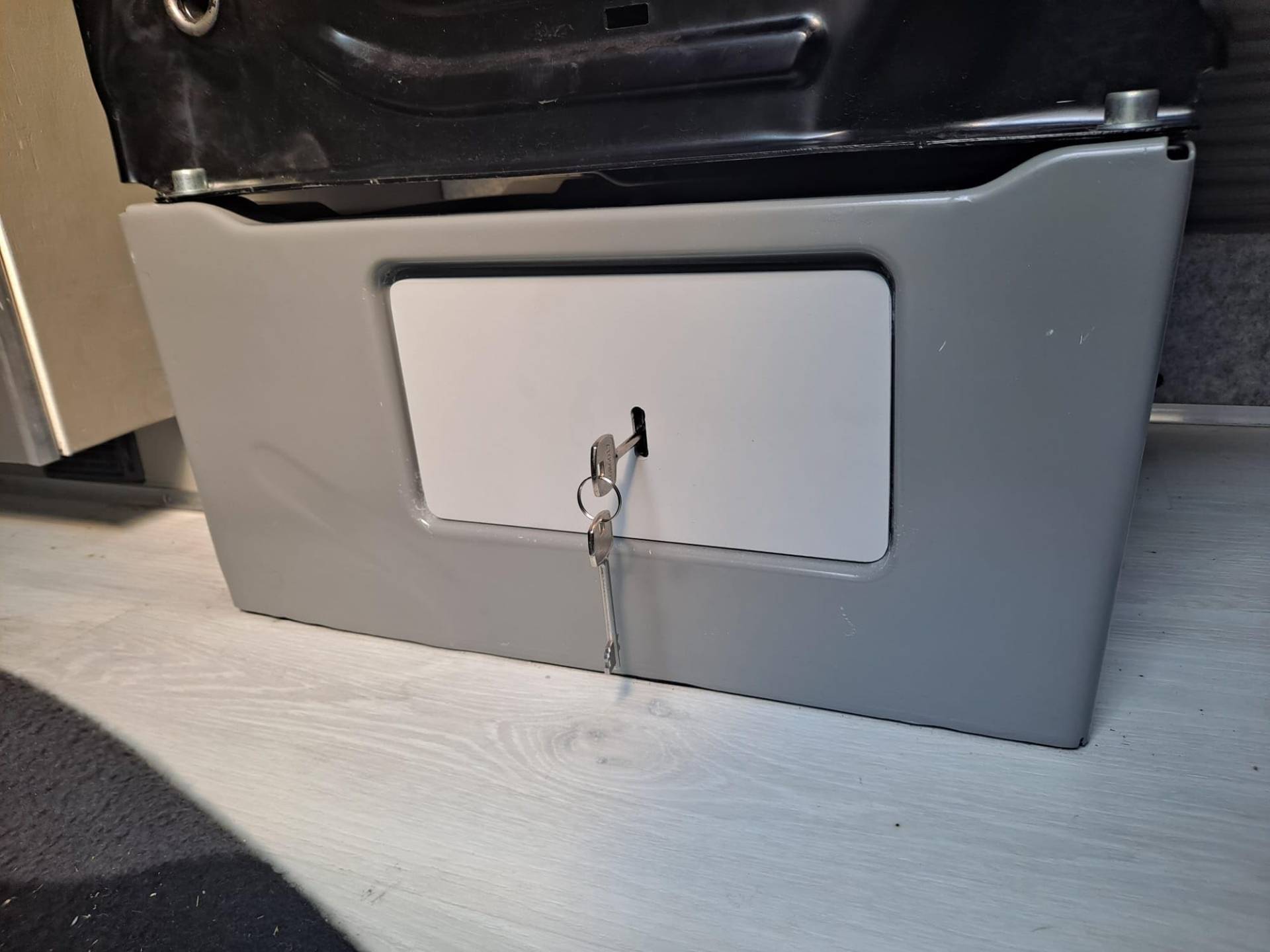 Generisch Mercedes MB Sprinter W907 ab 2018 Sitzsafe Safe Tresor NEU Weiss von Generisch