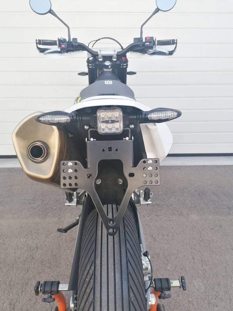 Kennzeichenhalter GroFaTec EVO für Husqvarna 701 Enduro LR 2016-2022 Kennzeichenträger Nummernschild Träger Halter kurzes Heck Heckumbau Porta Targa Rockstar huski sm von GroFaTec