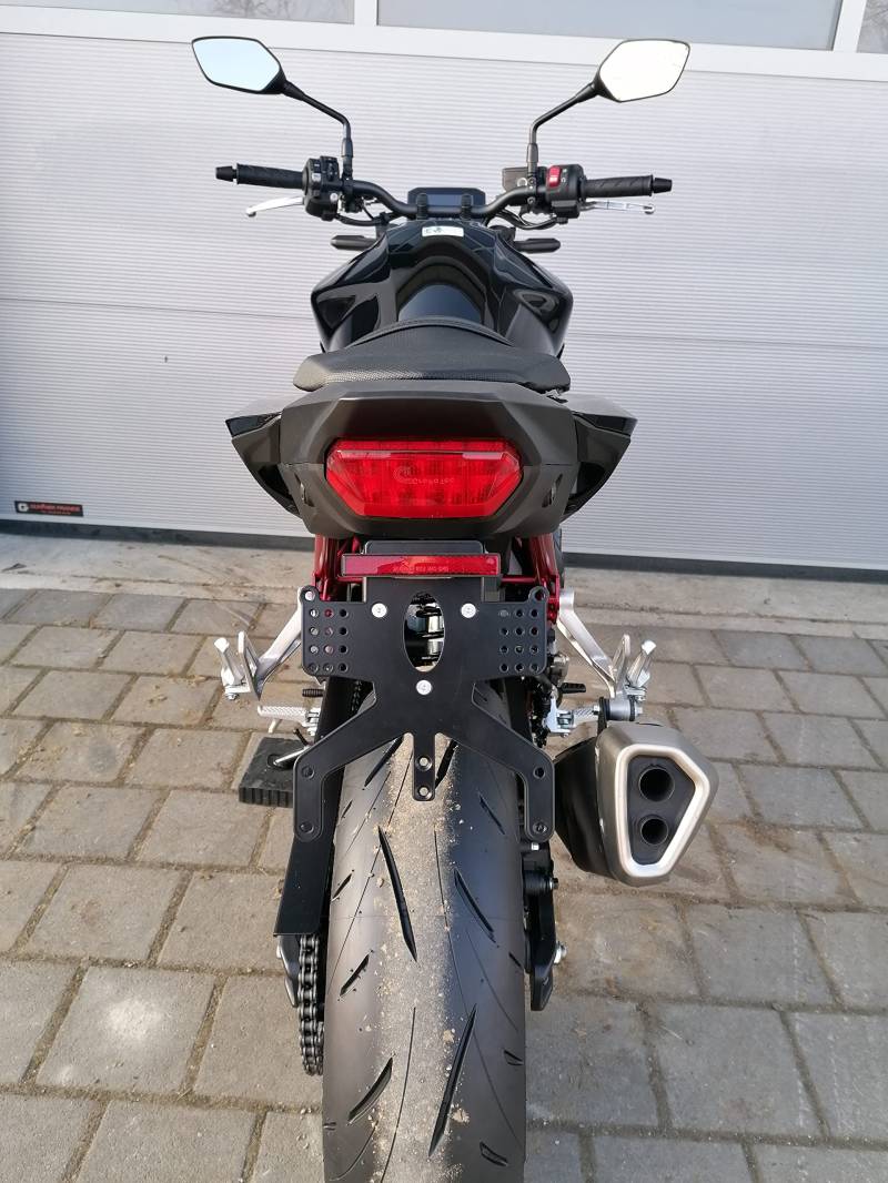 kurzer Kennzeichenhalter für Honda CB750 Hornet ab2023 Kennzeichenträger mit original Blinkeraufnahme GroFaTec REVO Short CB 750 Hornet Nummernschild Träger Halter kurzes Heck Heckumbau Porta Targa von GroFaTec