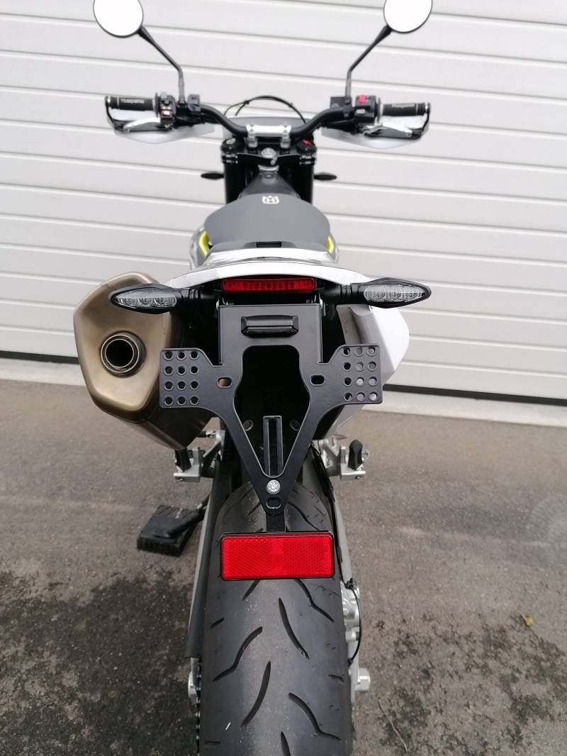 kurzer Kennzeichenhalter für Husqvarna 701 Supermoto 2016-2023 Kennzeichenträger EVO Slim Plug&Play GroFaTec Motard Enduro LR701 Huski Heckumbau kurzes Heck kleines Rücklicht von GroFaTec