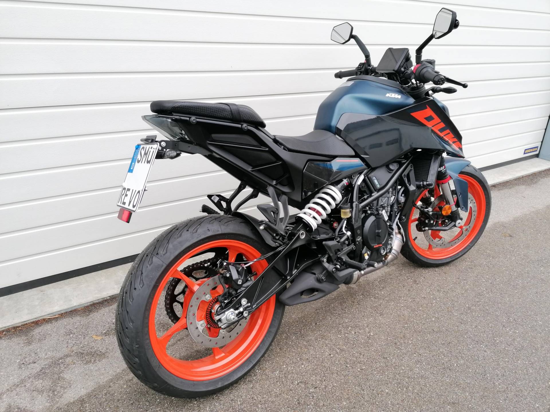 kurzer Kennzeichenhalter für KTM Duke 125 250 390 ab 2024 REVO GroFaTec Kennzeichenträger Nummernschild Träger Halter kurzes Heck Porta Targa Naked KTM duke125 duke390 von GroFaTec