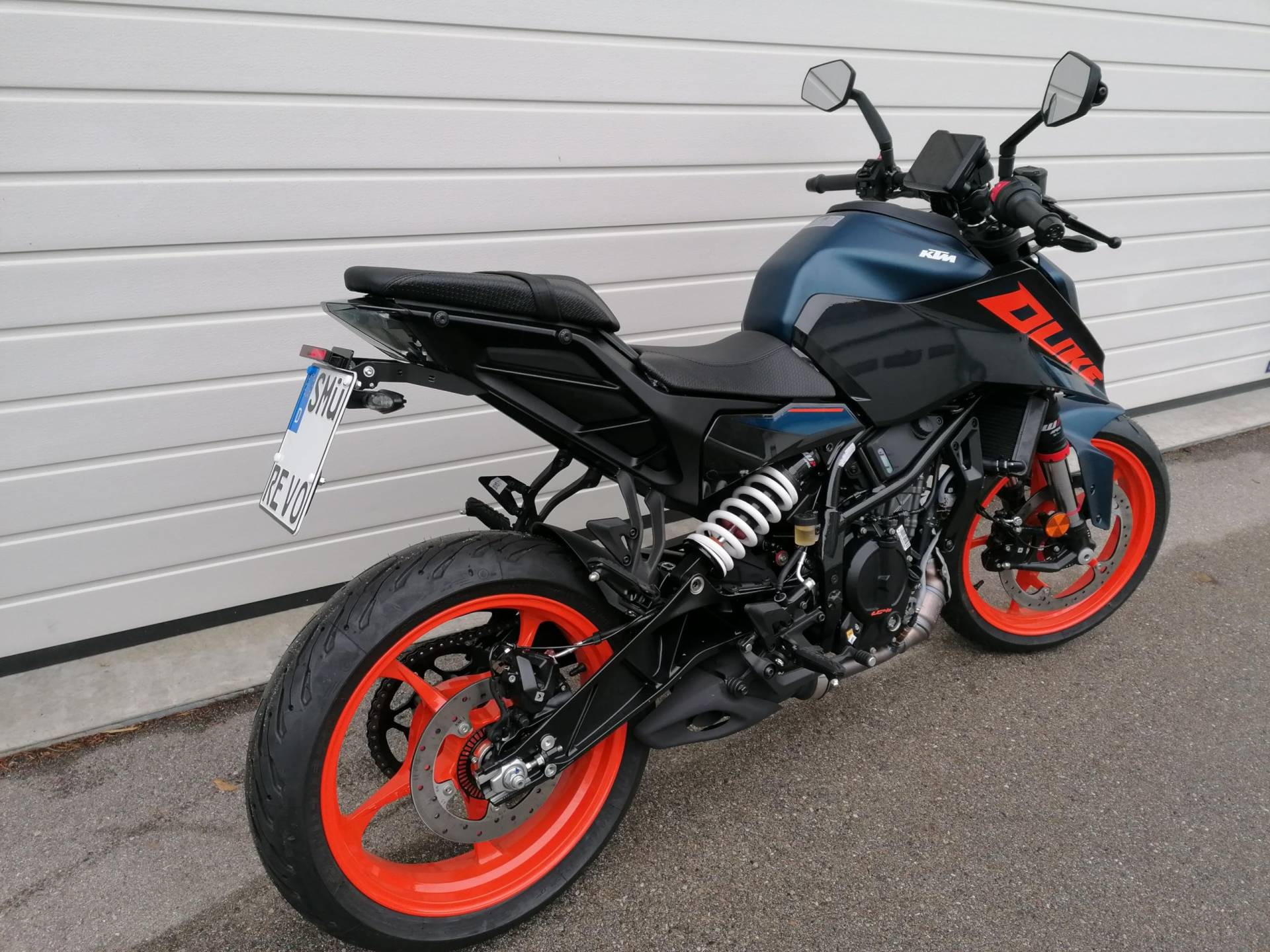 kurzer Kennzeichenhalter für KTM Duke 125 250 390 ab 2024 REVO Short GroFaTec Kennzeichenträger Nummernschild Träger Halter kurzes Heck Porta Targa Naked KTM duke125 duke390 Tail Tidy Heckumbau von GroFaTec