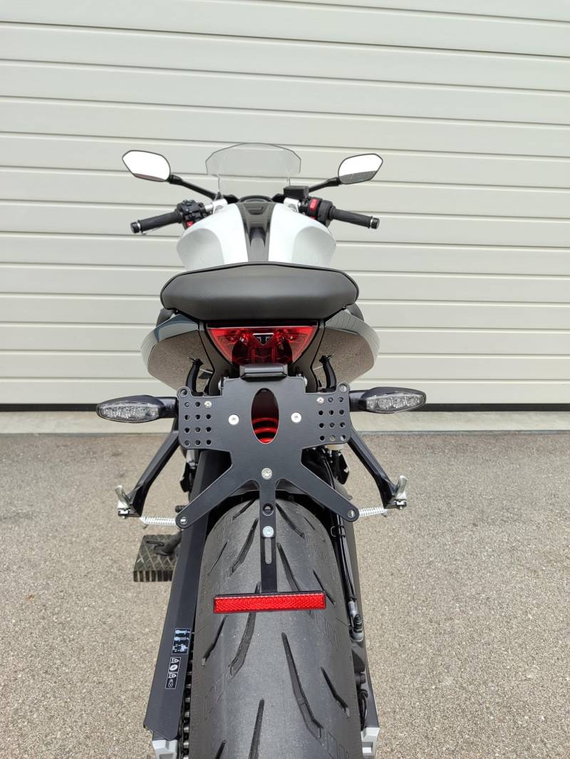 kurzer Kennzeichenhalter für Triumph Daytona 660 ab 2024 Kennzeichenträger REVO Slim Tail Tidy Heckumbau kurzes Heck für original und zubehör Blinker Racer GroFaTec für Triumph daytona660 von GroFaTec