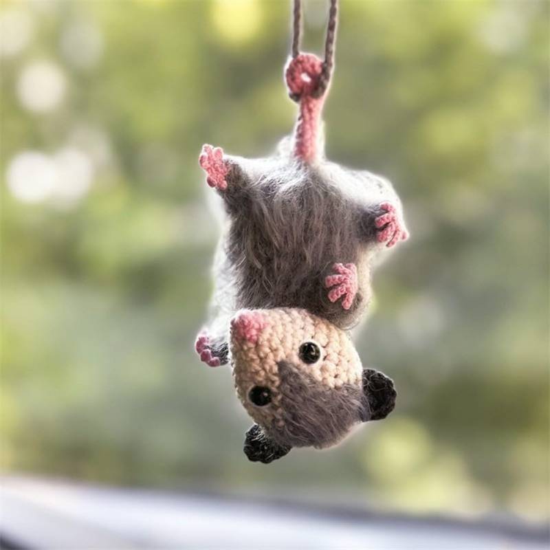 HEBEOT Opossum gehäkelter Autospiegel zum Aufhängen, Zubehör, Dekoration, niedlicher Opossum-Auto-Anhänger für Rückspiegeltüren, Taschen von HEBEOT