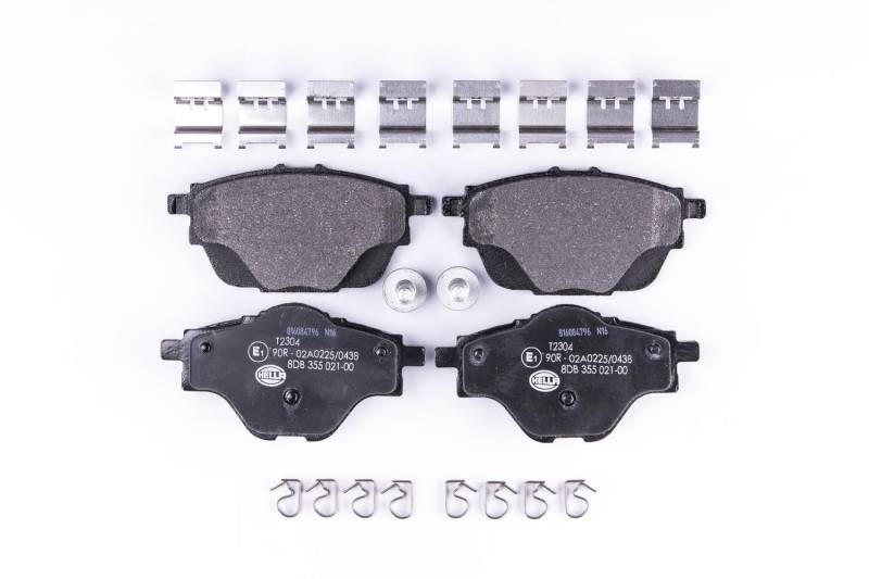 HELLA Bremsbeläge hinten - nicht für Verschleißwarnanzeiger vorbereitet - vier Bremsbeläge pro Set - T2304 - für u.a. CITROEN / OPEL / PEUGEOT / VAUXHALL - 8DB 355 021-001 von Hella