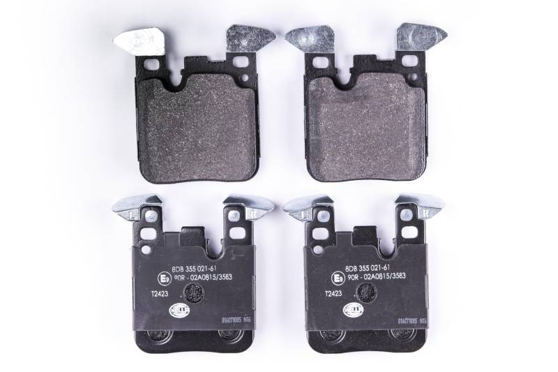 HELLA Bremsbeläge hinten - für Verschleißwarnanzeiger vorbereitet - vier Bremsbeläge pro Set - T2423 - für u.a. BMW - 8DB 355 021-611 von Hella