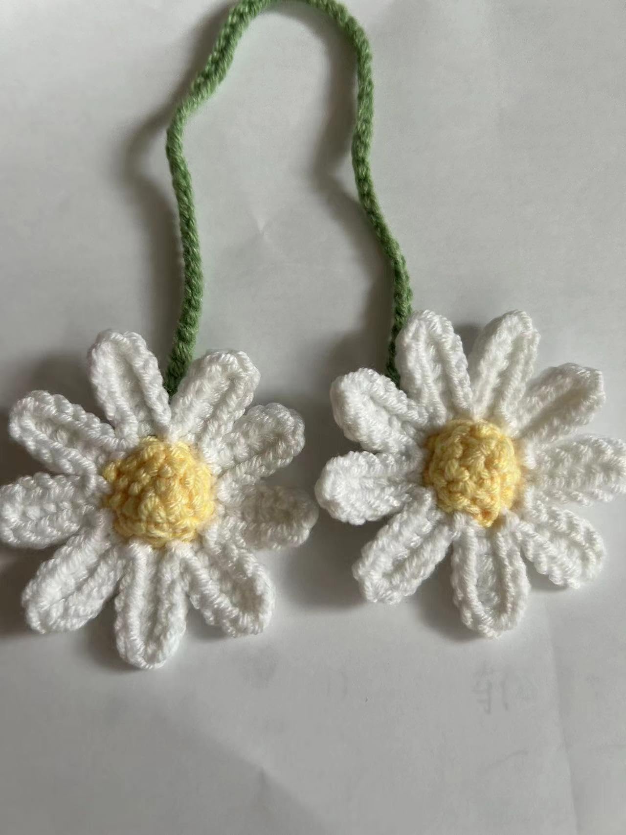 KIAYOO Autospiegel Anhänger Gestricktes Gänseblümchen, Auto Deko Süße Rückspiegel Hängedekoration, Auto Zubehör Innenraum Geburtstags Weihnachts Neujahr Geschenk für Mädchen Frauen Freunde von KIAYOO