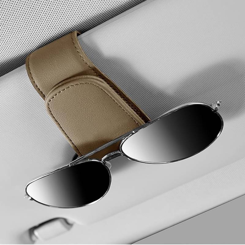 KUNGKIC Sonnenbrillenhalter für Auto Sonnenblende magnetischer Leder Brillenhalter Clip Auto universelles Auto Visier Zubehör Brillenhalterung Ticket Karten Clip Geschenke,2Stück,Leder Dunkelbeige von KUNGKIC