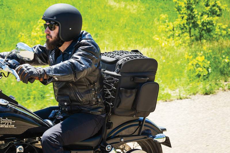 Kuryakyn 5285 Momentum Vagabond Motorrad Reisegepäck: wetterfeste Sitz-/Kofferraum-/Gepäckträgertasche mit Sissy Bar Gurten, schwarz von Kuryakyn