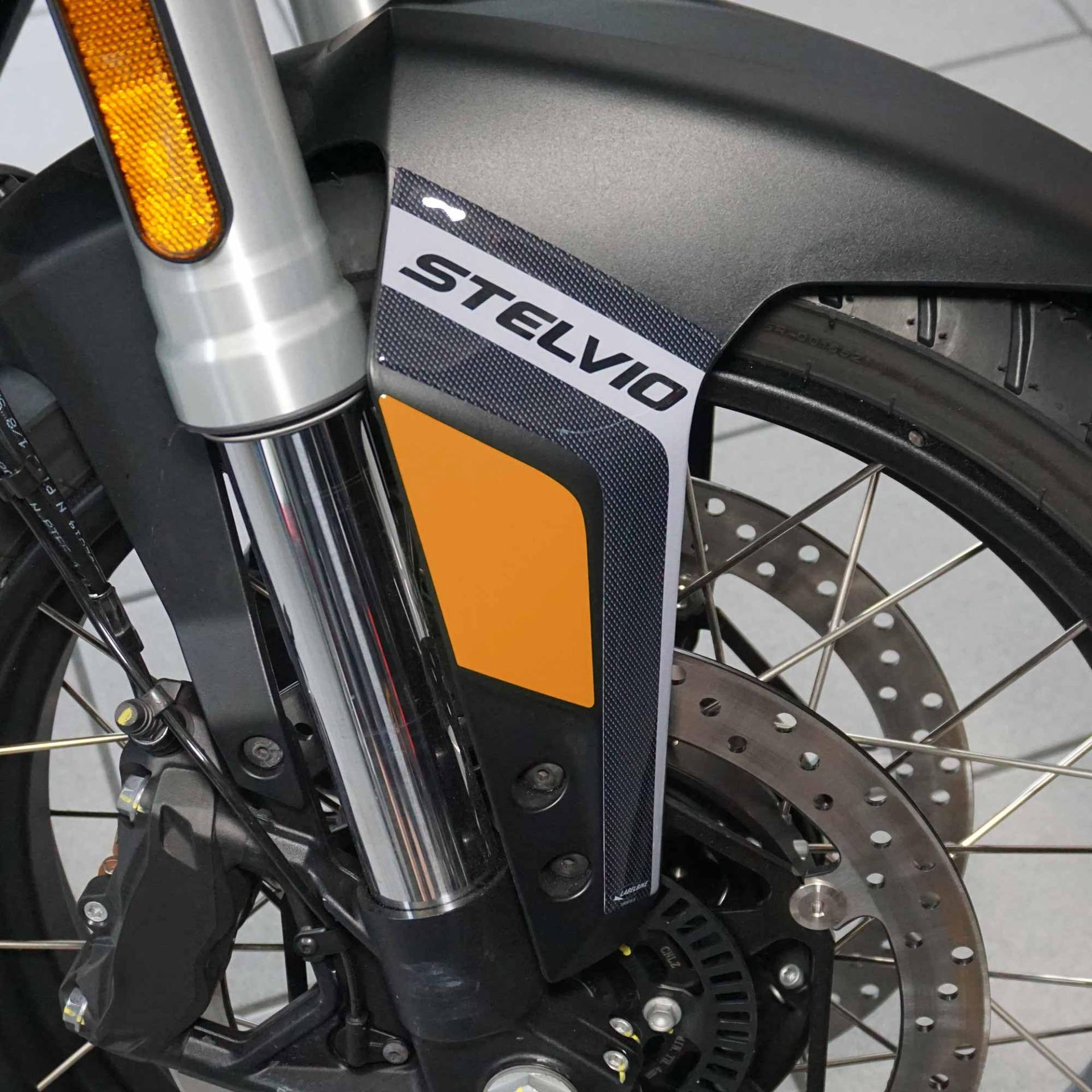 labelbike - Motorrad Aufkleber Dekorationen und Schutz für Kotflügel kompatibel mit Guzzi Stelvio 2024 von LABELBIKE