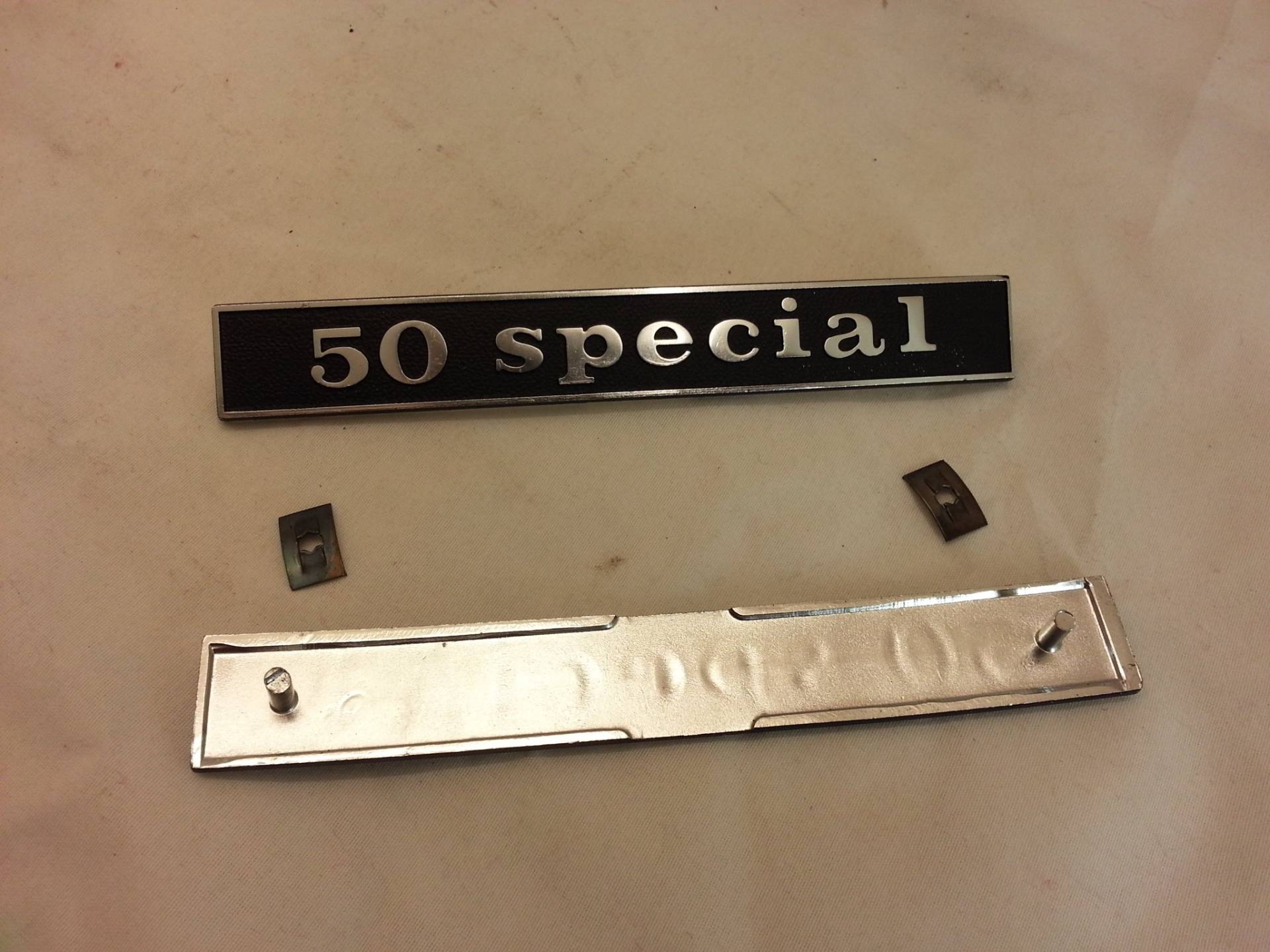 1 x Vespa 50 Special Aluminium Schild mit Befestigungsklammern von MSR