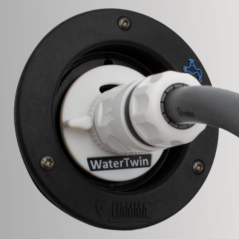 WATERTWIN Wohnmobil Wasser Tankadapter | Caravan Einfüllstutzen Zubehör | Wassertankdeckel mit doppelt Gardena Anschluss (Adapter für Tankdeckel 2-Pin D:65 FIAMMA) von MaJoCompTec