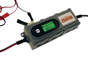 KFZ Batterie Ladegerät Battery Charger 3.8A / 0.8A mit LCD von Mauk