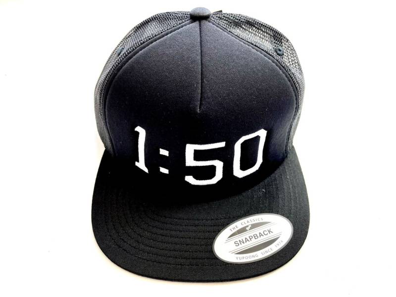 Trucker Mesh Cap Snapback schwarz mit besticktem "1:50" Schriftzug von Mofalegends