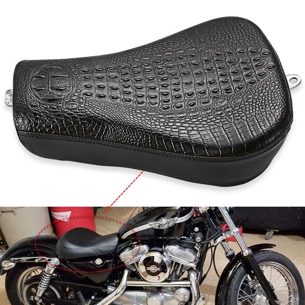 NATGIC Motorrad Vordersitz Fahrersitz Schwarz Leder Kissen Solo Sitzkissen für Harley Sportster Forty Eight XL1200 XL883 XL72 XL48 – Krokodilhautmuster (1 Stück) von NATGIC