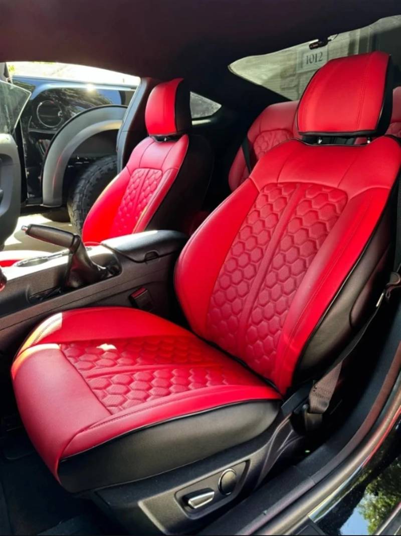 NIONGYN Set Autositzbezüge Kompatibel Mit Ford Für Mustang Coupe GT 2015 2016 2017 2018 2019 2020 2021 2022 2023 2024 Autositzbezüge Komplettset Sitzschutzkissenpolster(Red) von NIONGYN