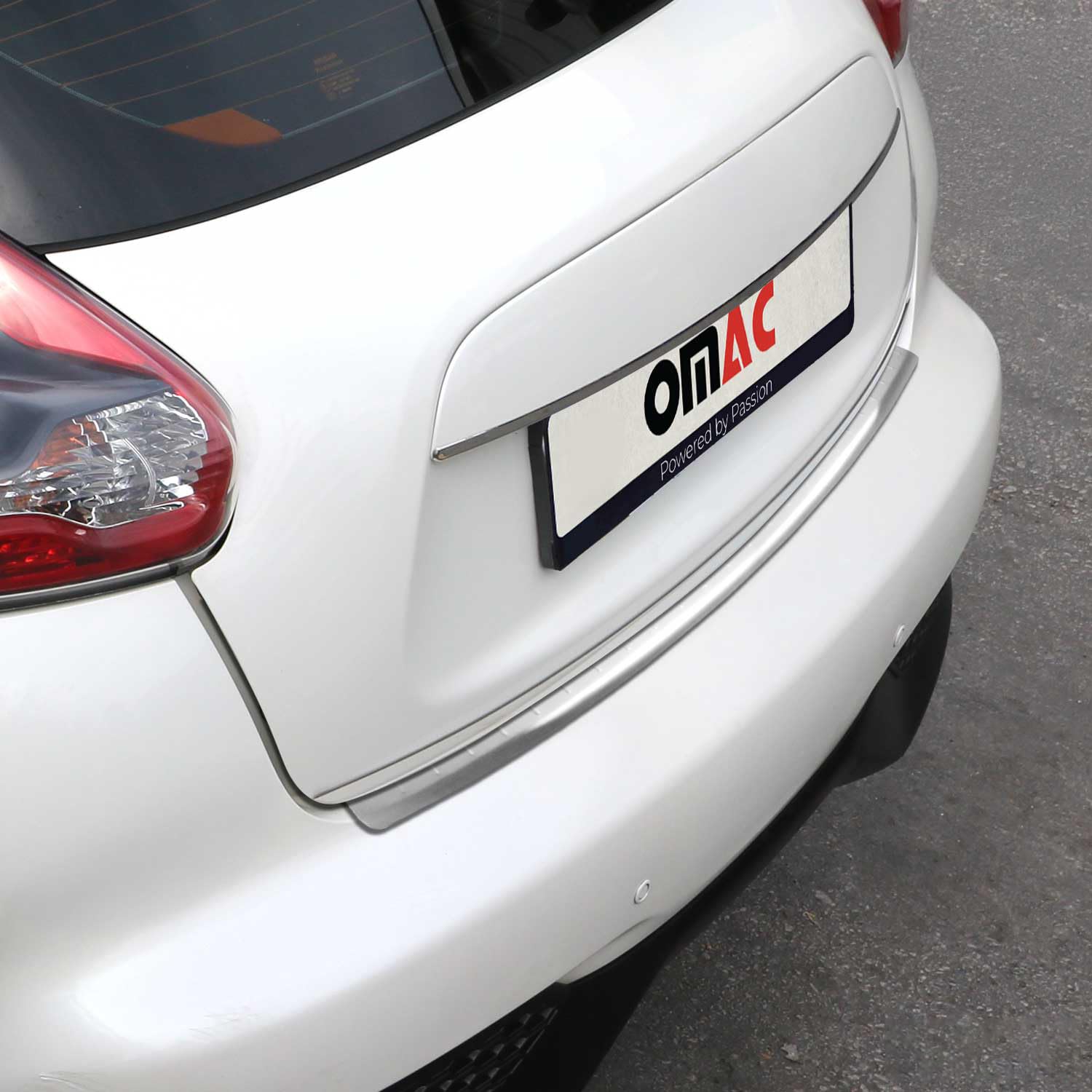 OMAC Ladekantenschutz Stossstangenschutz Heckstossstange kompatibel mit Nissan Juke 2014-2019 | Auto Innen Zubehör Kofferraum Kratzschutz Selbstklebend Abkantung Matt Chrom Gebürstet von OMAC