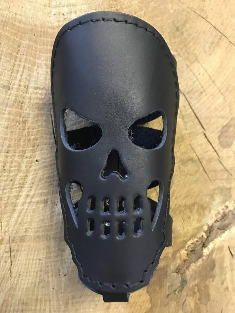 Dosenhalter Skull schwarz von ORLETANOS kompatibel mit Harley Davidson Leder Boy Heritage Streetbob Fatbob Low Rider Flaschenhalter Motorrad von ORLETANOS