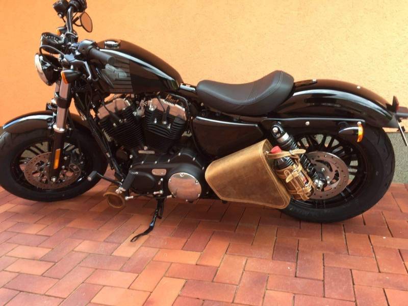 ORLETANOS CLEAN HELLBRAUN light brown kompatibel mit Sportster Seitentasche Flaschenhalter Sporty Schwingentasche Satteltasche 1200 linke Seite links 48 883 iron Roadster XL Flaschenhalter Forty Eight von ORLETANOS