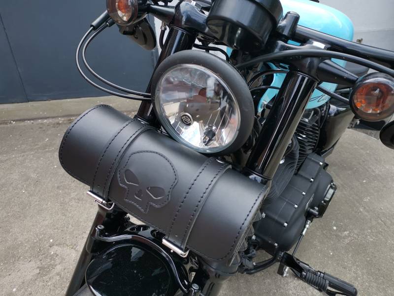 ORLETANOS Lederrolle Tool Skull kompatibel mit Harley Davidson Softail Streetbob Cruiser Dyna Sportster Shovelhead Werkzeugrolle universell von ORLETANOS