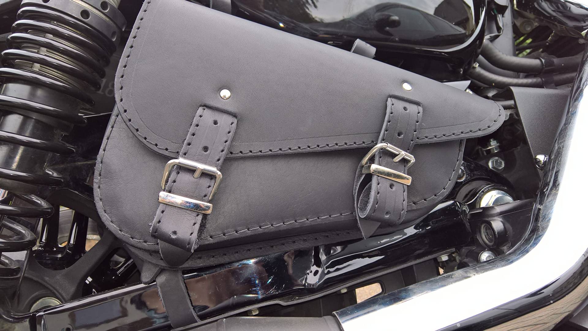 ORLETANOS Ledertasche Medusa schwarz rechts kompatibel mit Harley Davidson Sportster Forty-Eight Super Low Roadster XL Custom Biker Schwingentasche Koffer Chopper von ORLETANOS