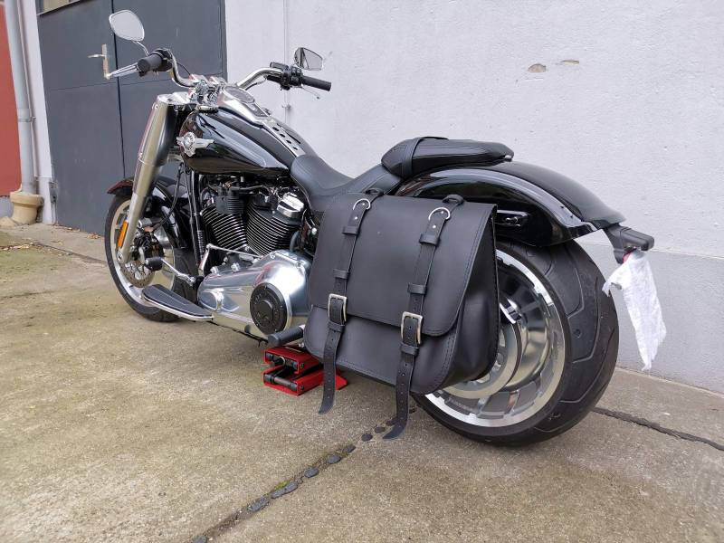 ORLETANOS The Big Satteltasche kompatibel mit Harley Davidson Fat Bob Streetbob ab 2018 Neue Modelle HD schwarz Seitentasche Tasche Koffer Linke Seite 32 Liter Volumen Gross Leder von ORLETANOS