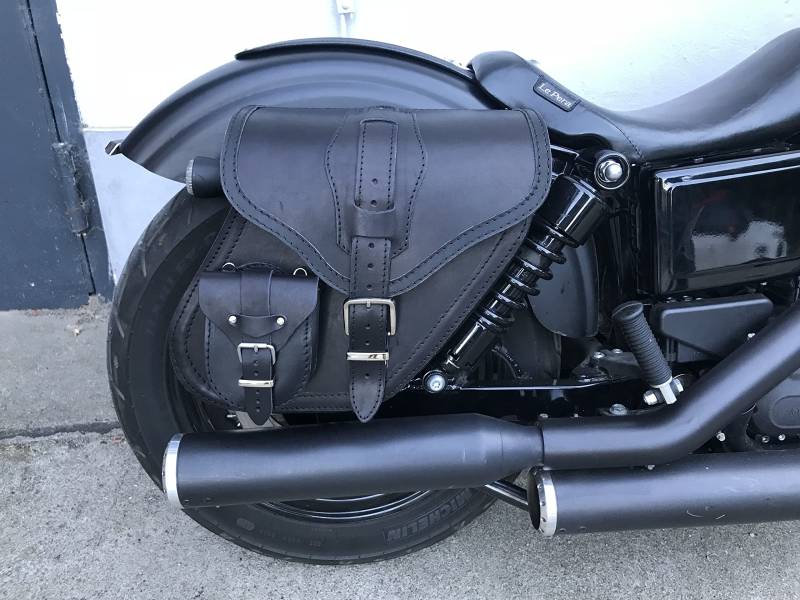 ORLETANOS Schwingentasche Dynamite schwarz rechts kompatibel mit Harley Davidson Dyna Super Glide Fat Bob Street Bob Low Rider Sportster Hecktasche Leder Koffer HD von ORLETANOS