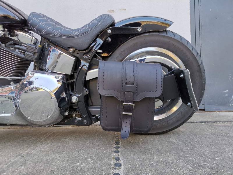 ORLETANOS Triton Black mit Flaschenhalter kompatibel mit Rahmentasche Seitentasche Schwinge Getränkehalter HD Schwingentasche Heritage Softail Slim Wildstar Dragstar Harley Davidson von ORLETANOS