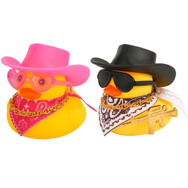 2 Stück Gummi-Enten-Auto-Ornamente, Lustig Gummienten Auto-Armaturenbrett-Dekorationen Ente Auto mit Cowboy-Hut Mini-Schal Halskette und Sonnenbrille für Auto Schreibtisch Büro Dekoration von PEUTIER