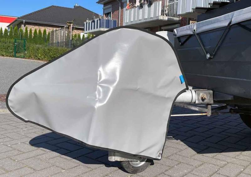 Deichselabdeckung Wohnwagen | Deichselhaube für Pkw-Anhänger aus LKW-Plane (670g/m²) | Robust, UV-beständig & Langlebig (Grau, 88 x 61 cm | Gr. 12) von Plane B